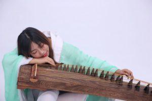Ragazza che suona il Guzheng-FuWanying-Musica Cinese